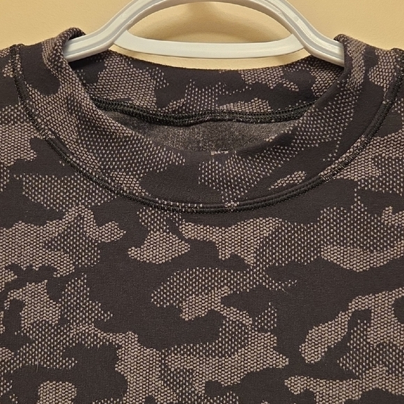 Lululemon Close To Crossing Long Sleeve Camo Size 4 - Picture 4 of 9